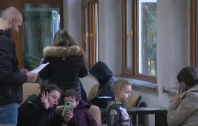 Болни деца чакаха с часове за преглед пред дежурните кабинети